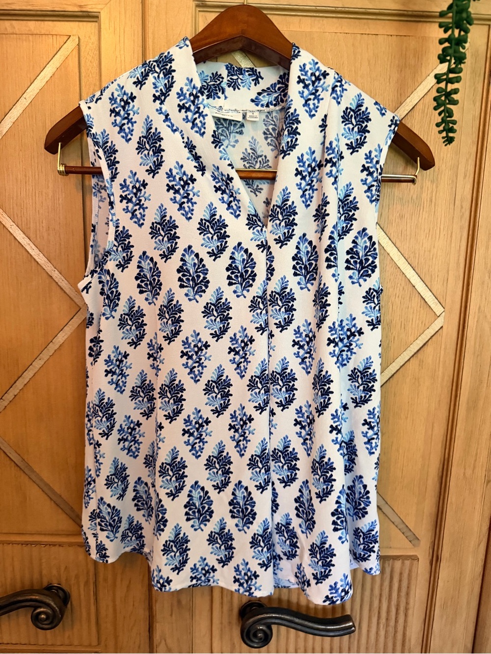 Kim Rogers Blue & White Floral Airflow V-Neck Blouse - Size Small